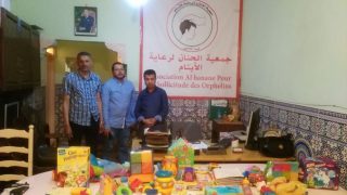 محسن يقدم مجموعة من الألعاب الى جمعية الحنان