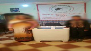 محسن يتبرع بالة غسيل لفائدة عائلة