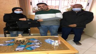 توزيع حاسوبين على طالبتين يتيمتين