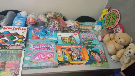 Distribution de jouets aux enfants orphelins